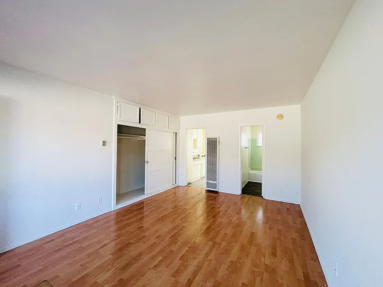 1233 N Ardmore Ave Apartments — Photo 6