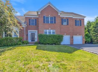 16 Commanders Ct, Totowa Boro, NJ 07512