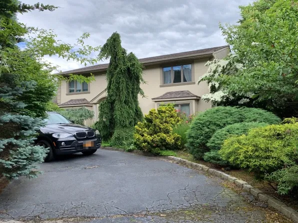 79 Stonehurst Ln, Dix Hills, NY 11746