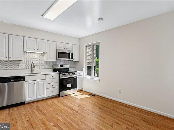 3rd image of 12234 Greenleaf Ave