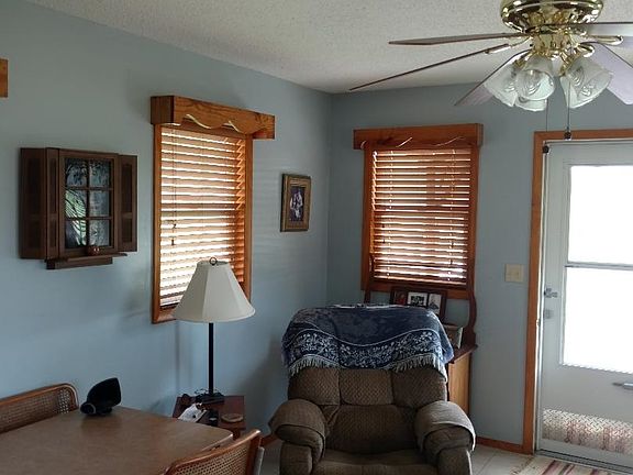 4th image of 555 N Gillcrest Dr