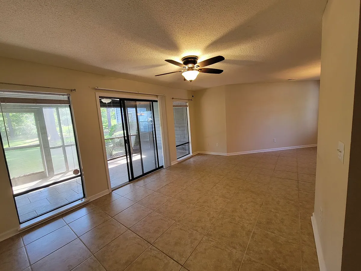 Building Photo - 702 Azalea Dr #483