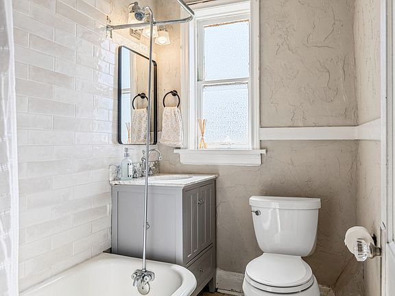 5th image of 1210 S Newstead Ave #2E