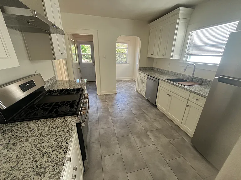 966 Talbot Ave — Photo 10