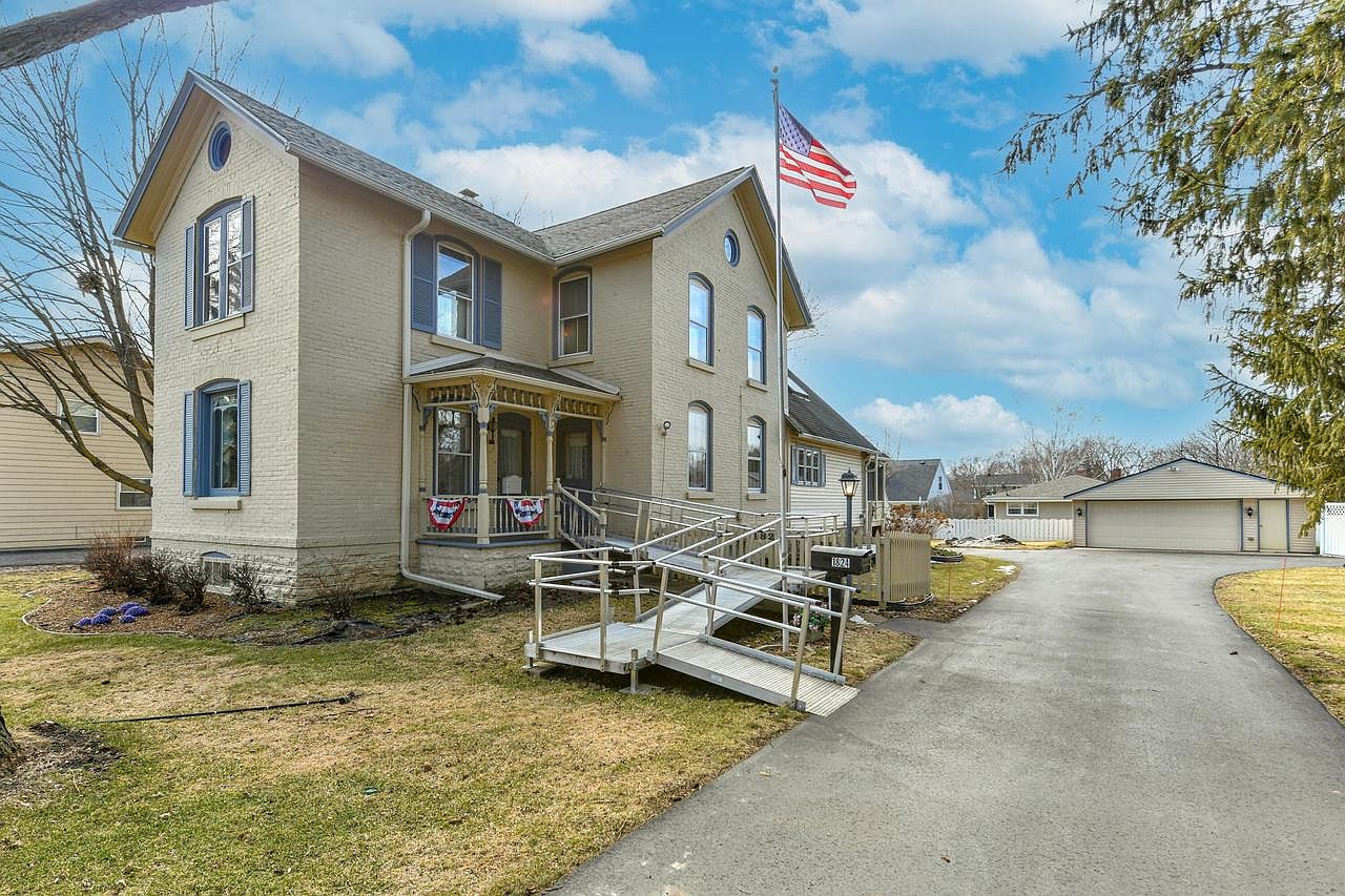 1824 Oakdale DRIVE, Waukesha, WI 53189 Zillow