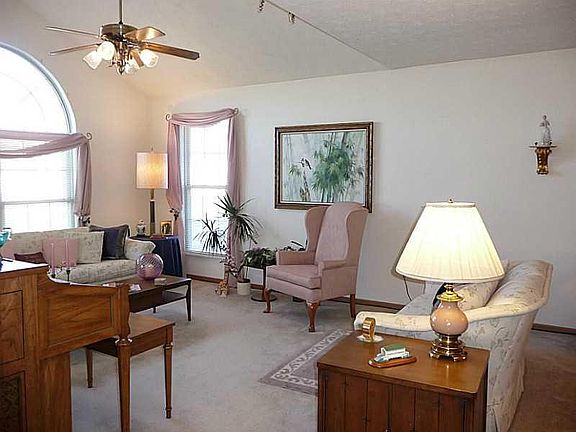 4th image of 105 Carriage Dr
