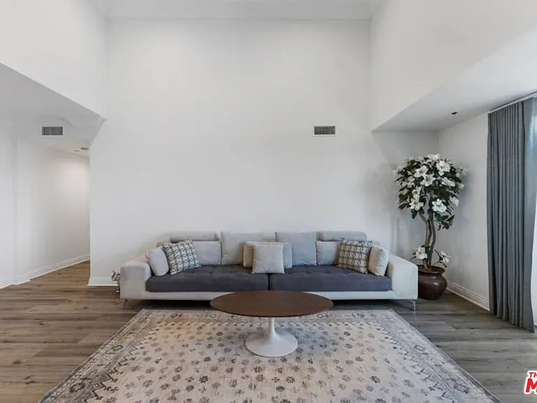 261 S Reeves Dr — Photo 6