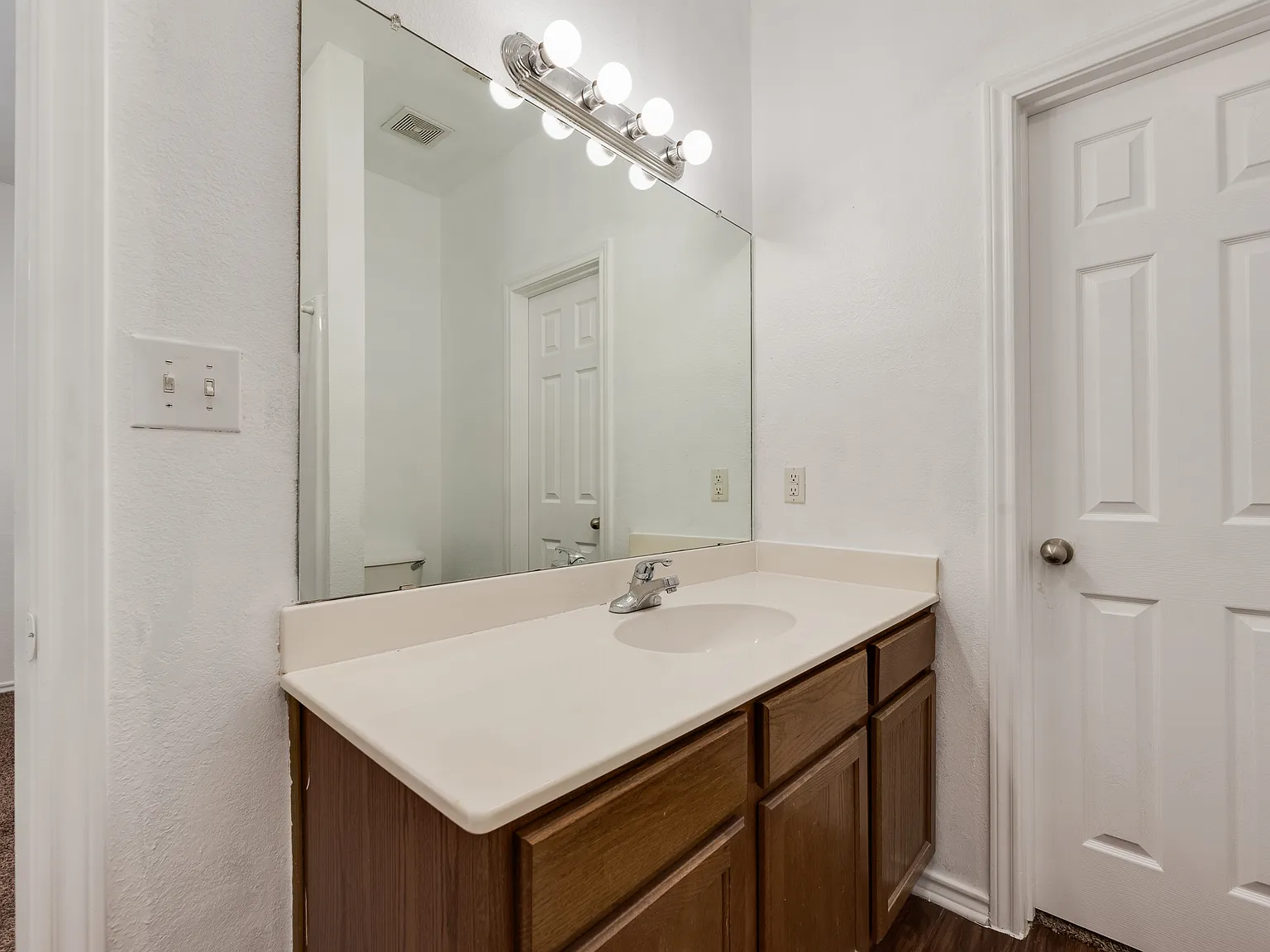 3 bed, 1273 sqft, $2,100 — Photo 3