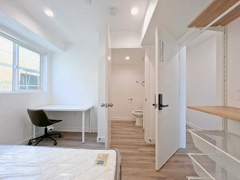 1368 W 35th St #8 — Photo 22