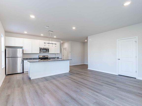 3rd image of 39 Wildflower Ln
