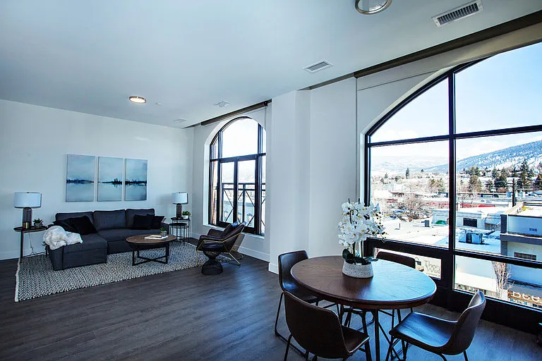 3 bed, 2.0 bath, 1525 sqft, $2,550 — Photo 2
