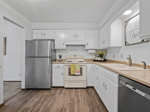 8268 Cypress Ln, Eden Prairie, MN 55347