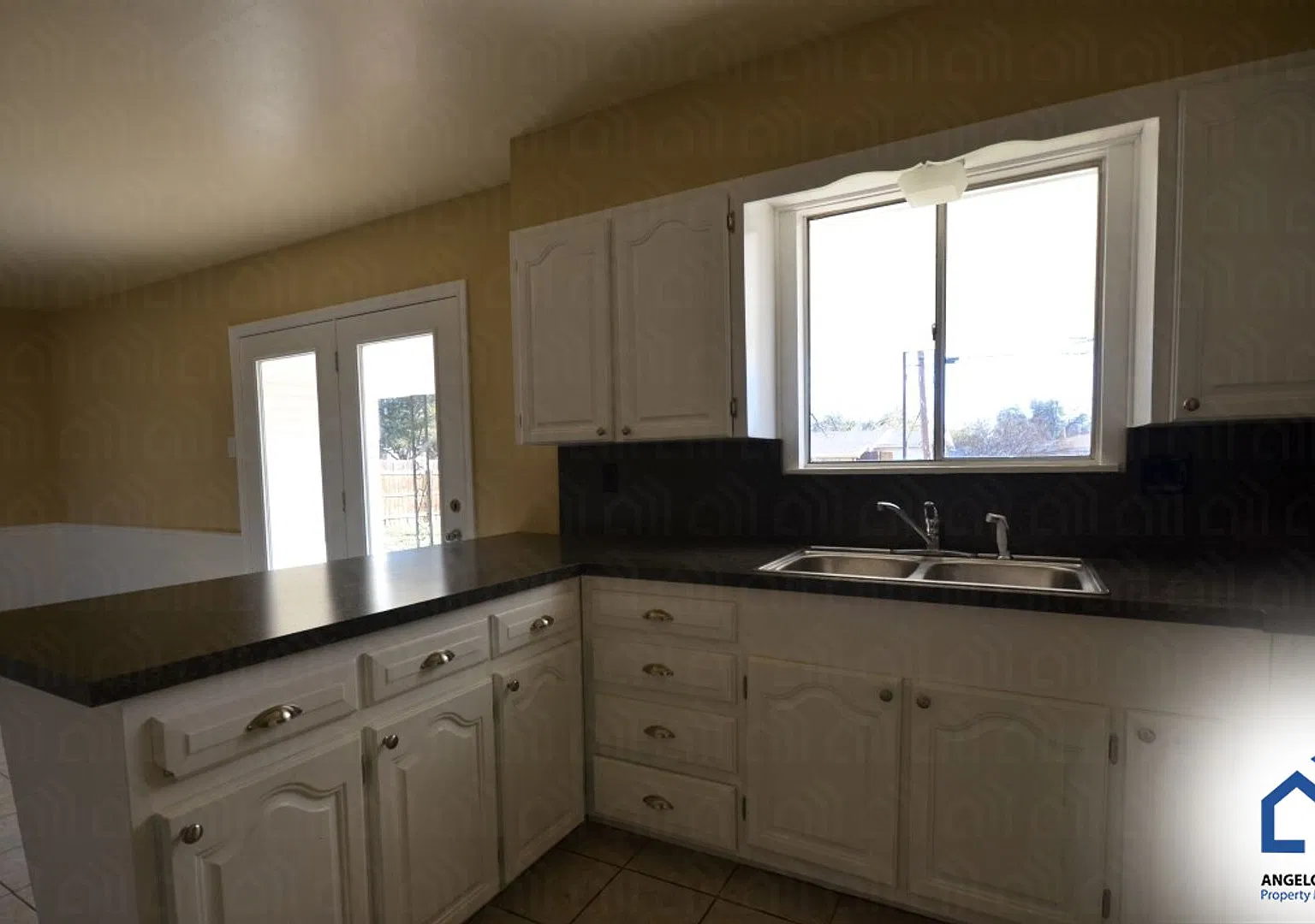 Beautiful 3 Bedroom 2 bath home just blocks from Angelo State's campus! — Photo 3