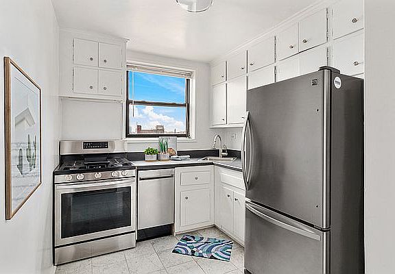 4th image of 165 Christopher St APT 5E