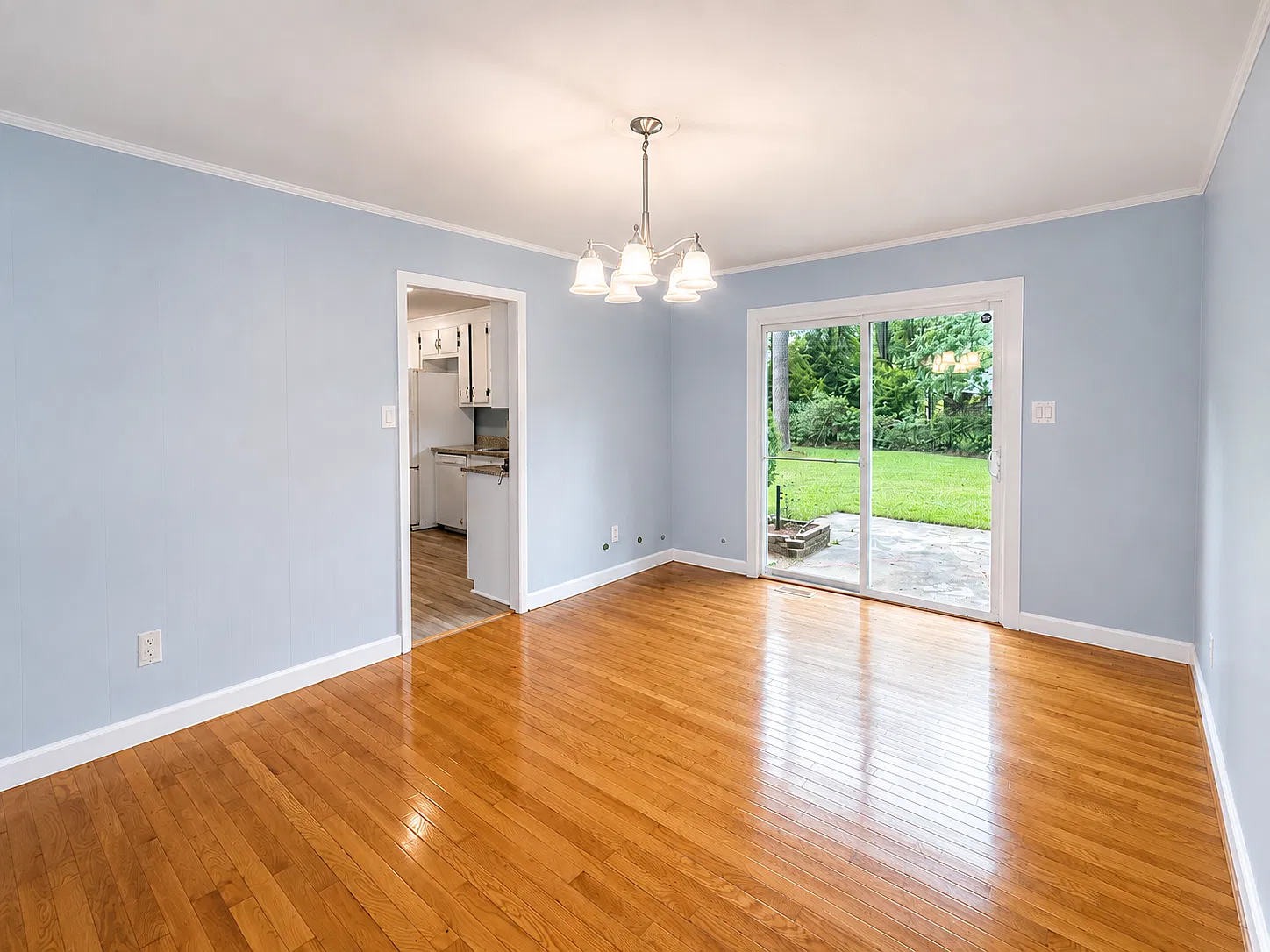 3 bed, 1.5 bath, 1350 sqft, $1,800 — Photo 4