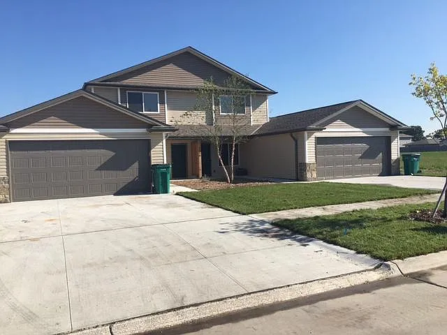 2850 W Rose St — Photo 1