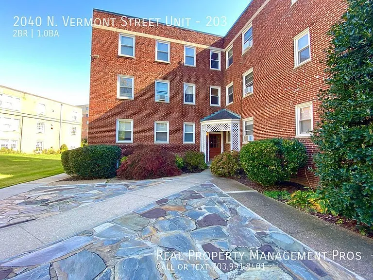 2040 N Vermont St #203 — Photo 2