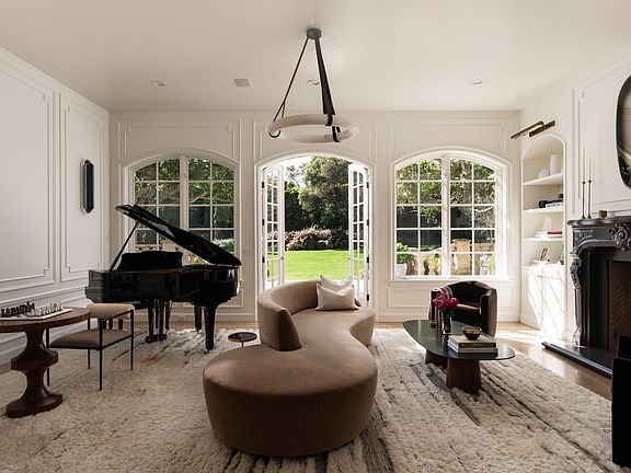 3rd image of 1567 E Valley Rd