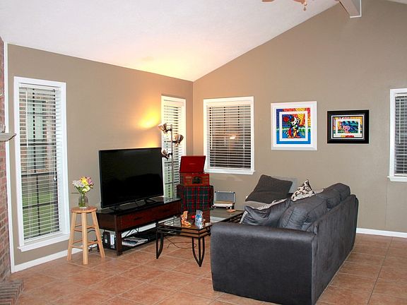 2nd image of 2507 Cross Timbers Dr
