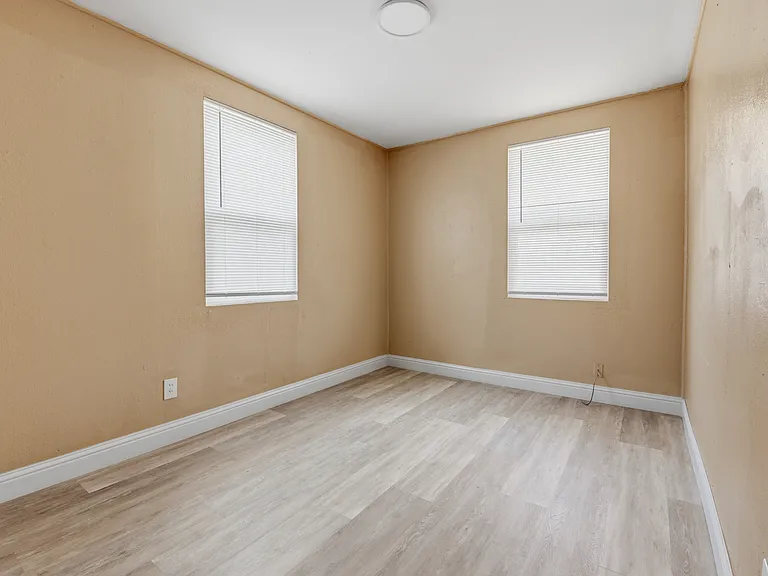 1639 E 6th St #1639 — Photo 13