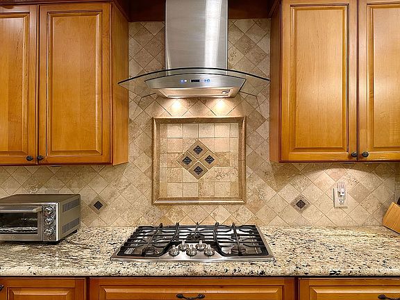 3rd image of 605 Canyon Crest Dr