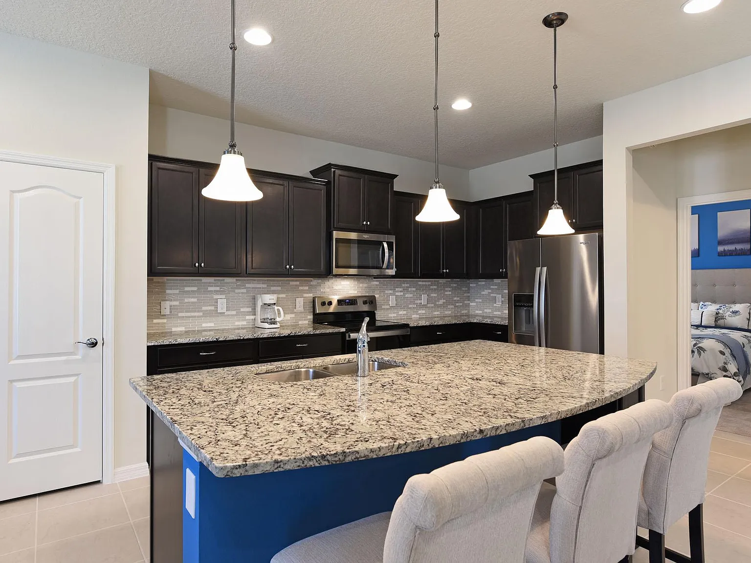 5 bed, 4.5 bath, 2500 sqft, $4,300 — Photo 3