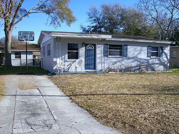 Front w/ Shed in the backyard
