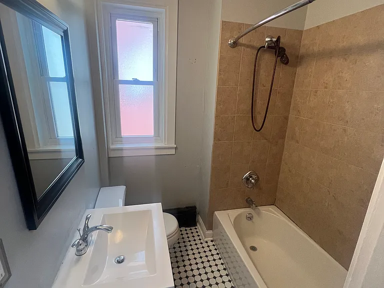 907 W 24th St — Photo 11