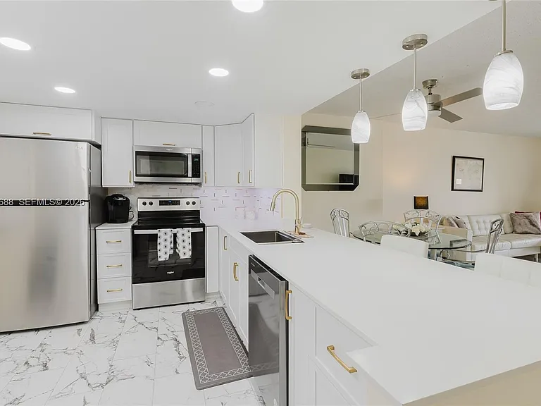424 SE 10th St #204 — Photo 2