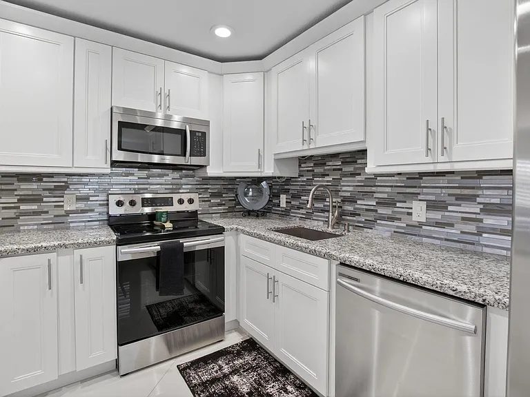 102 Waterford E #102 — Photo 13