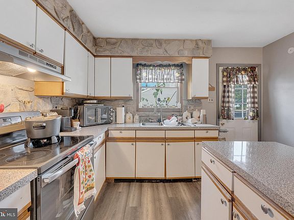 3rd image of 215 Coville Dr