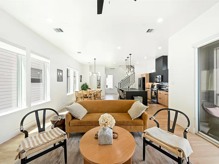 3008 Delano St — Photo 23