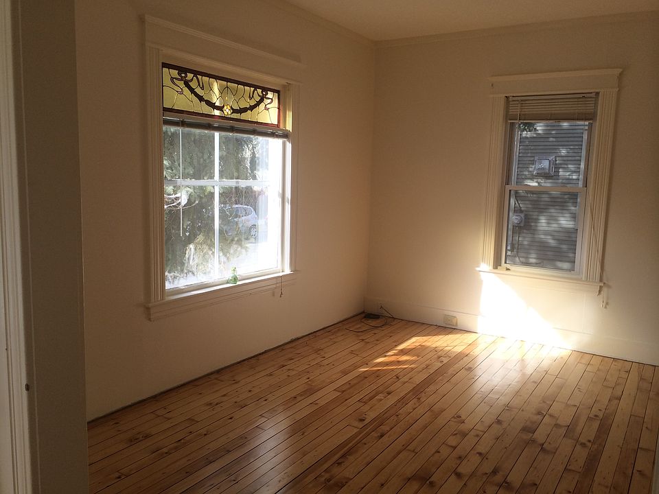Living room (angle 2)