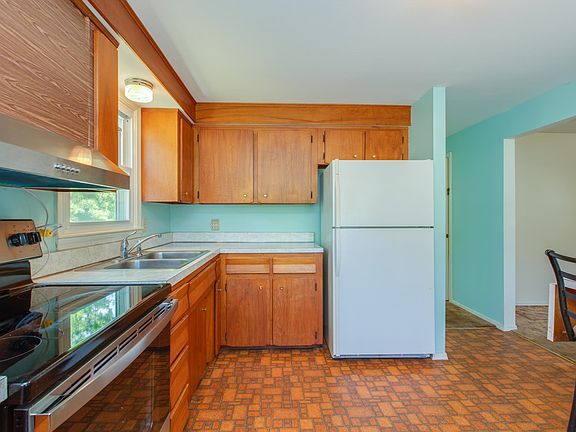 3rd image of 15 Portchester Dr