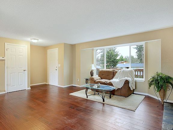 4th image of 1814 163rd St E