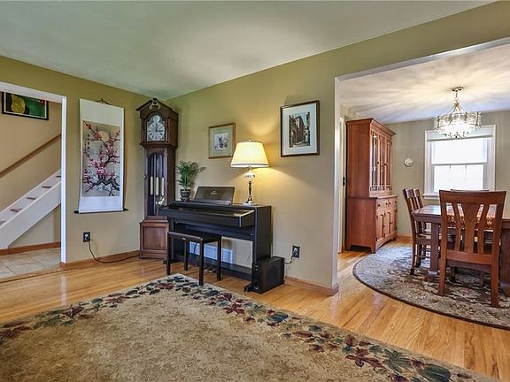 5th image of 12 Farmview Ln