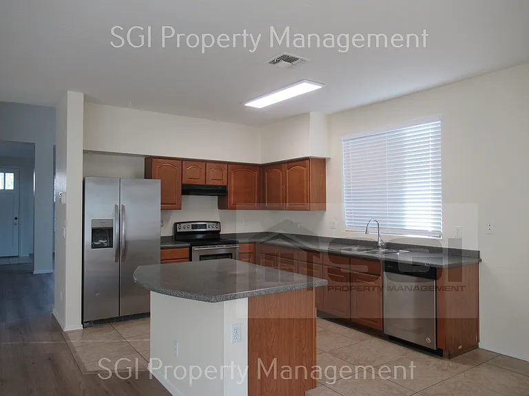 3123 W Pleasant Ln — Photo 5