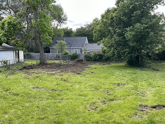 4th image of 713 Russell Ave N
