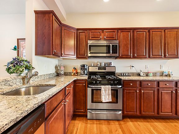 5th image of 631 East St Unit L101