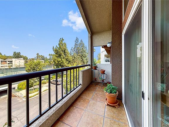 4th image of 5530 Owensmouth Ave APT 304