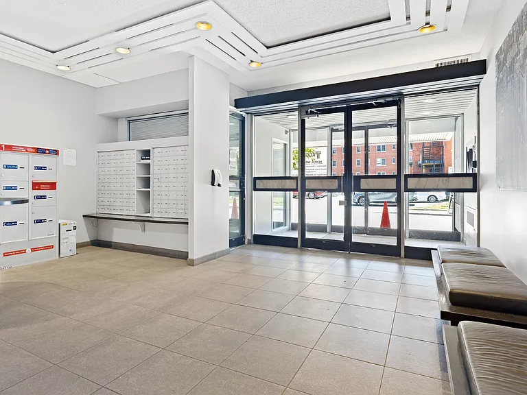 235 Somerset St W — Photo 32