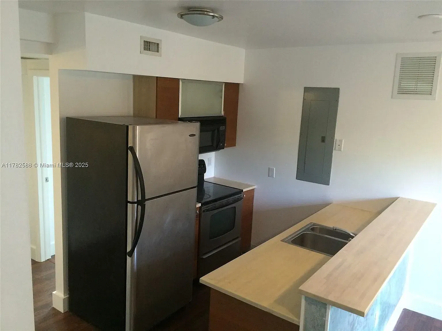 3 bed, 1100 sqft, $2,990 — Photo 3