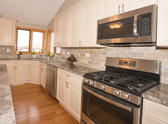 5th image of 5312 W 109th St