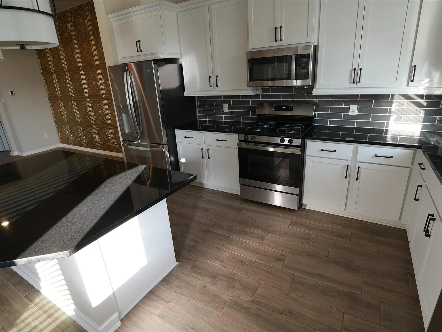 3 bed, 2.5 bath, 1915 sqft, $2,395 — Photo 3