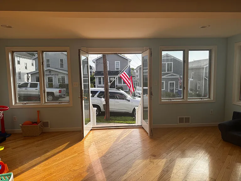 35 Lawrence Ave — Photo 2