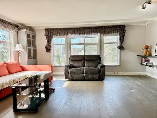 9533 Granville Ave — Photo 5