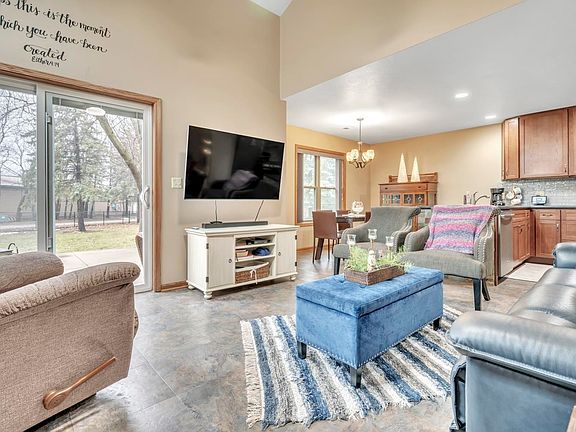 5th image of 352 Emerald Dr