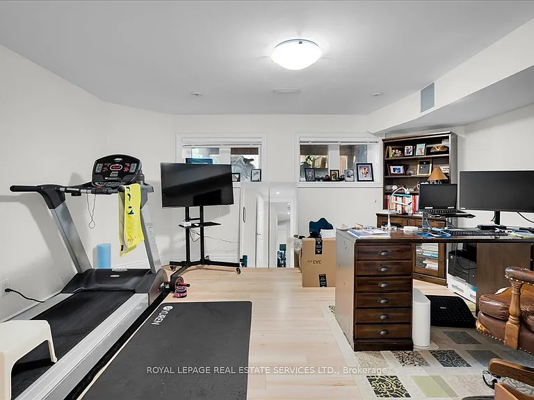 85 Bedford Park Ave — Photo 35