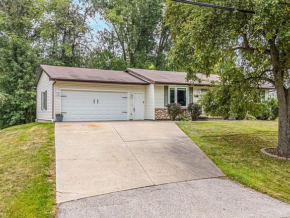 3rd image of 1205 Manitowoc Rd