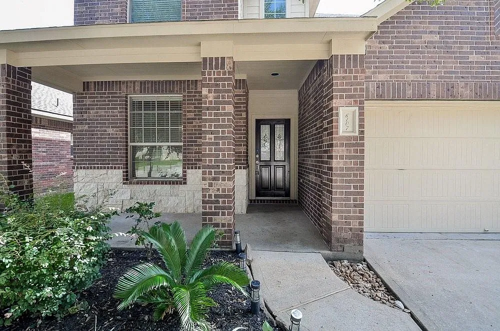 4 bed, 2.5 bath, 2235 sqft, $2,200 — Photo 2